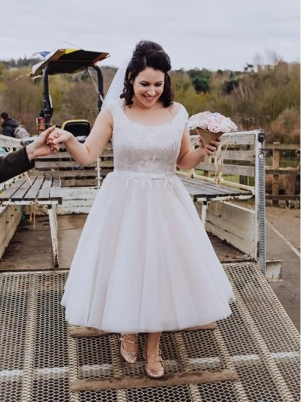 1950s Scoop Neck Lace Appliques Vintage inspired Tea Length Wedding Dress