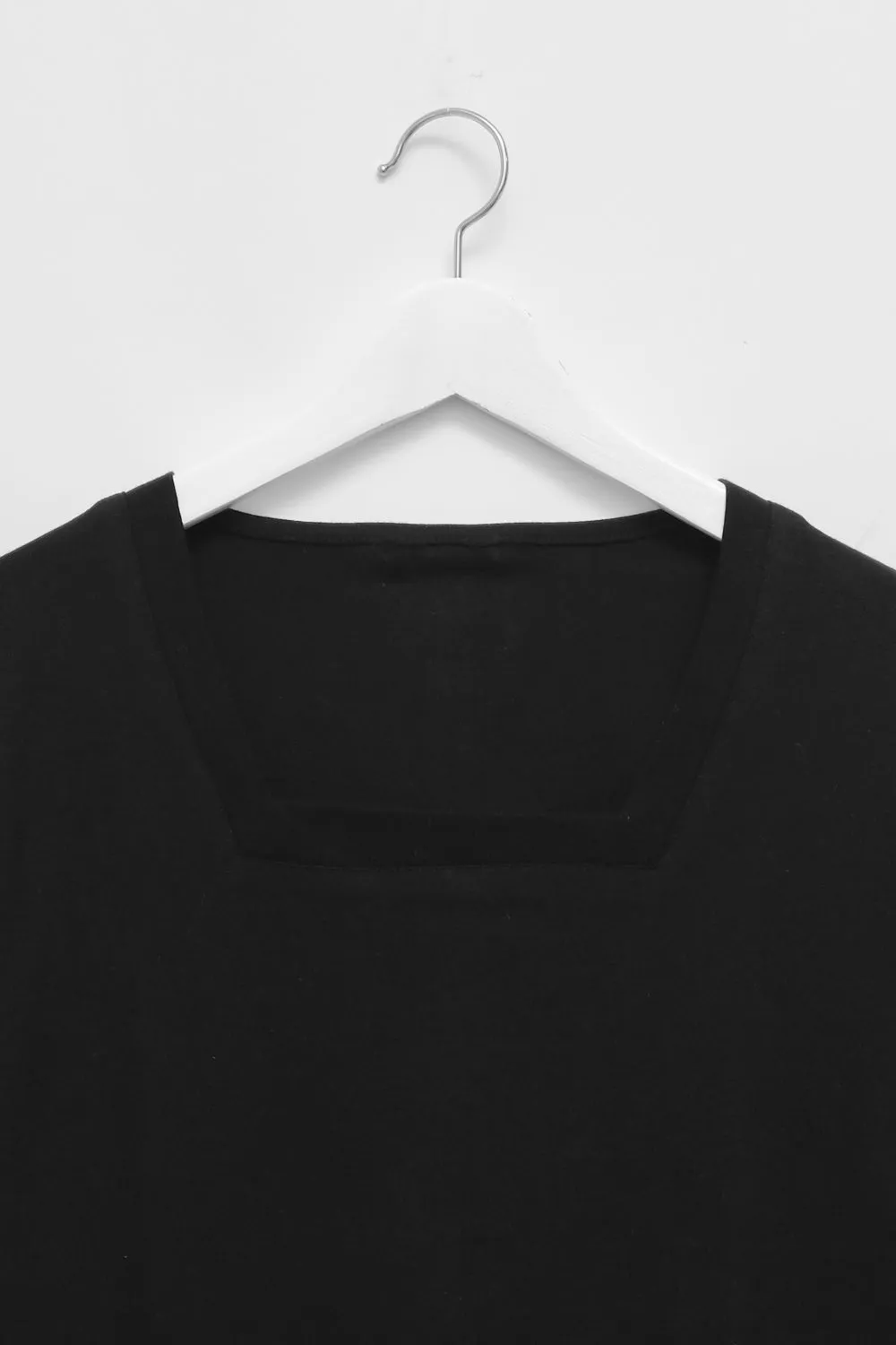 BLACK COTTON SQUARE CUTOUT TEE