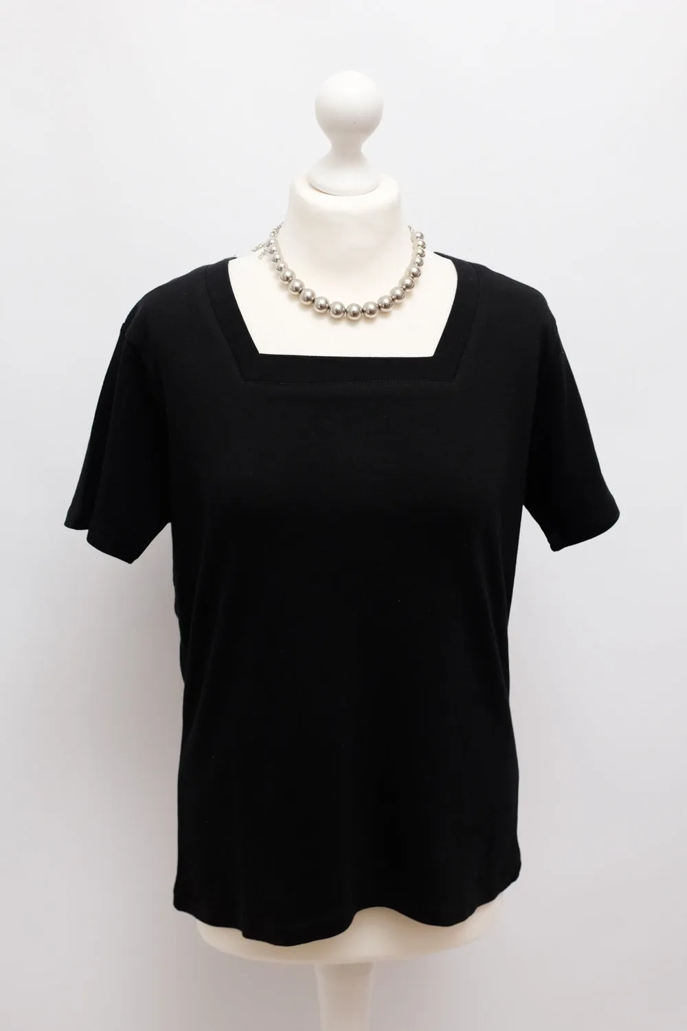 BLACK COTTON SQUARE CUTOUT TEE